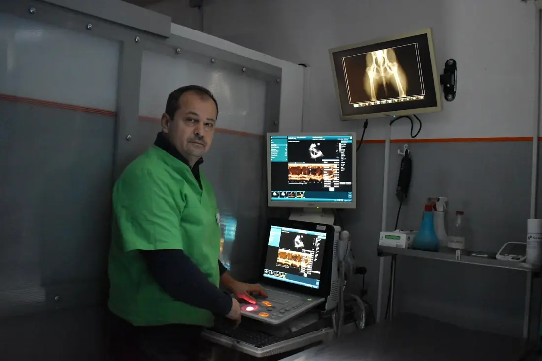 Dr Nikola u ambulanti, pored ultrazvučnog aparata